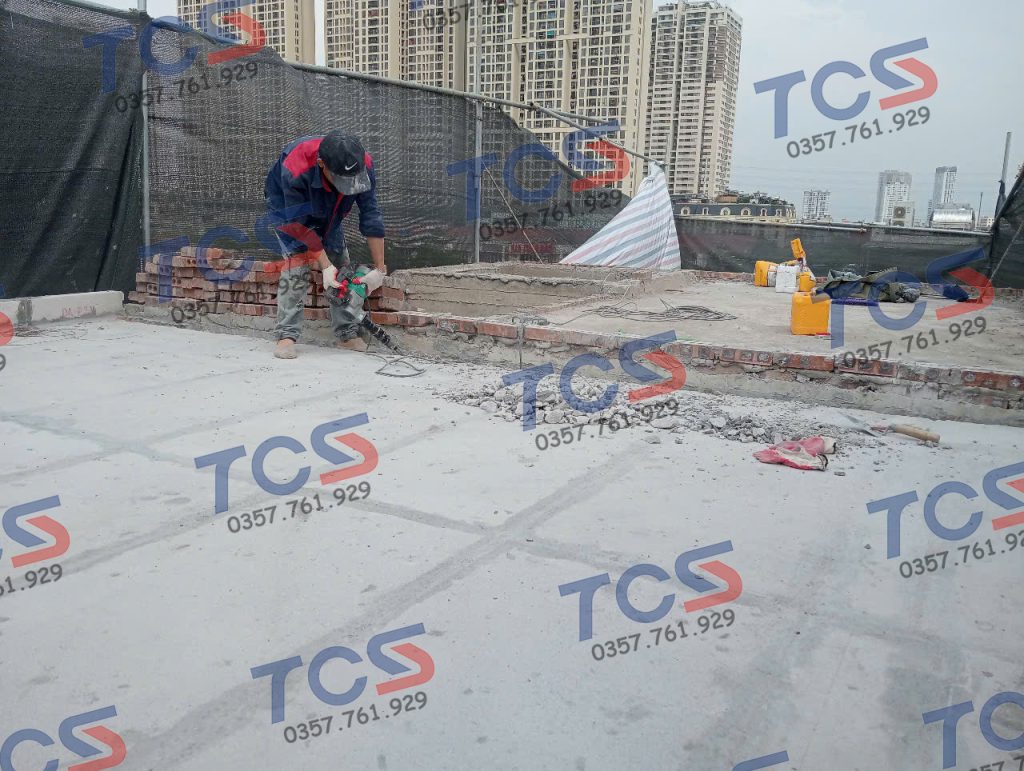 Hiện trạng chân tường nhà vệ sinh bị thấm tại Tây Hồ trước khi xử lý