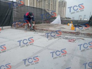 Hiện trạng chân tường nhà vệ sinh bị thấm tại Tây Hồ trước khi xử lý