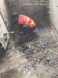 Hiện trường bề bộn sau khi thi công chống thấm trước khi Tcscorp.vn dọn dẹp