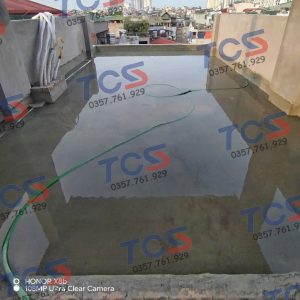 Mái bê tông bị đọng nước thành từng vũng lớn sau mưa