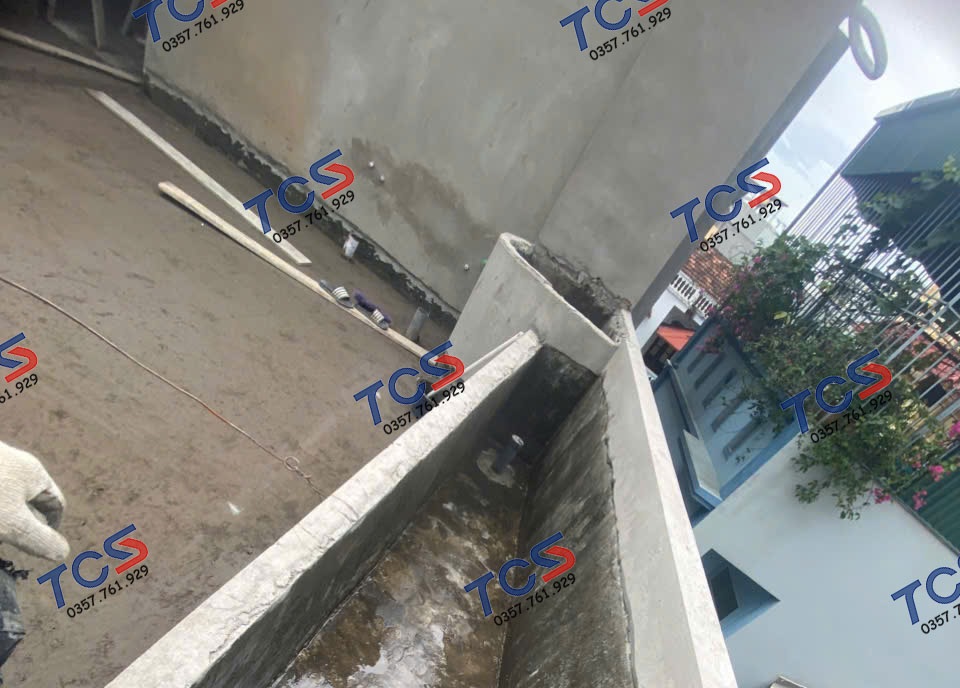 Quét hết nước đọng để tránh tình trạng thấm trở nên nặng hơn