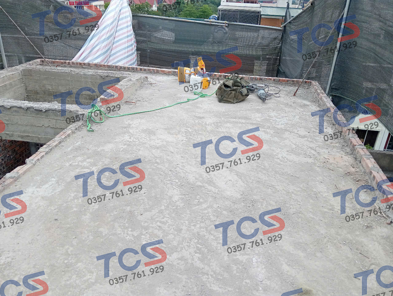 Bề mặt sàn bê tông sân thượng đang được dọn dẹp trước khi xử lý chống thấm