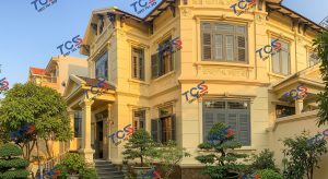 Tường ngoài vừa được sơn xong, sạch sẽ, màu sắc tươi mới.