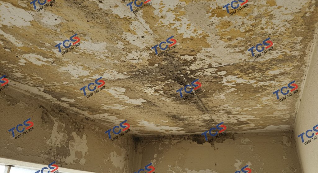 Hiện trạng ban công tầng trên bị ố vàng và bong tróc