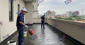Kỹ thuật viên TCS thi công chống thấm ban công