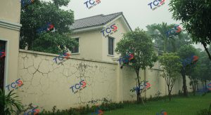 Mưa tạt và nứt tường là thách thức lớn cho nhà phố nhiều mặt thoáng