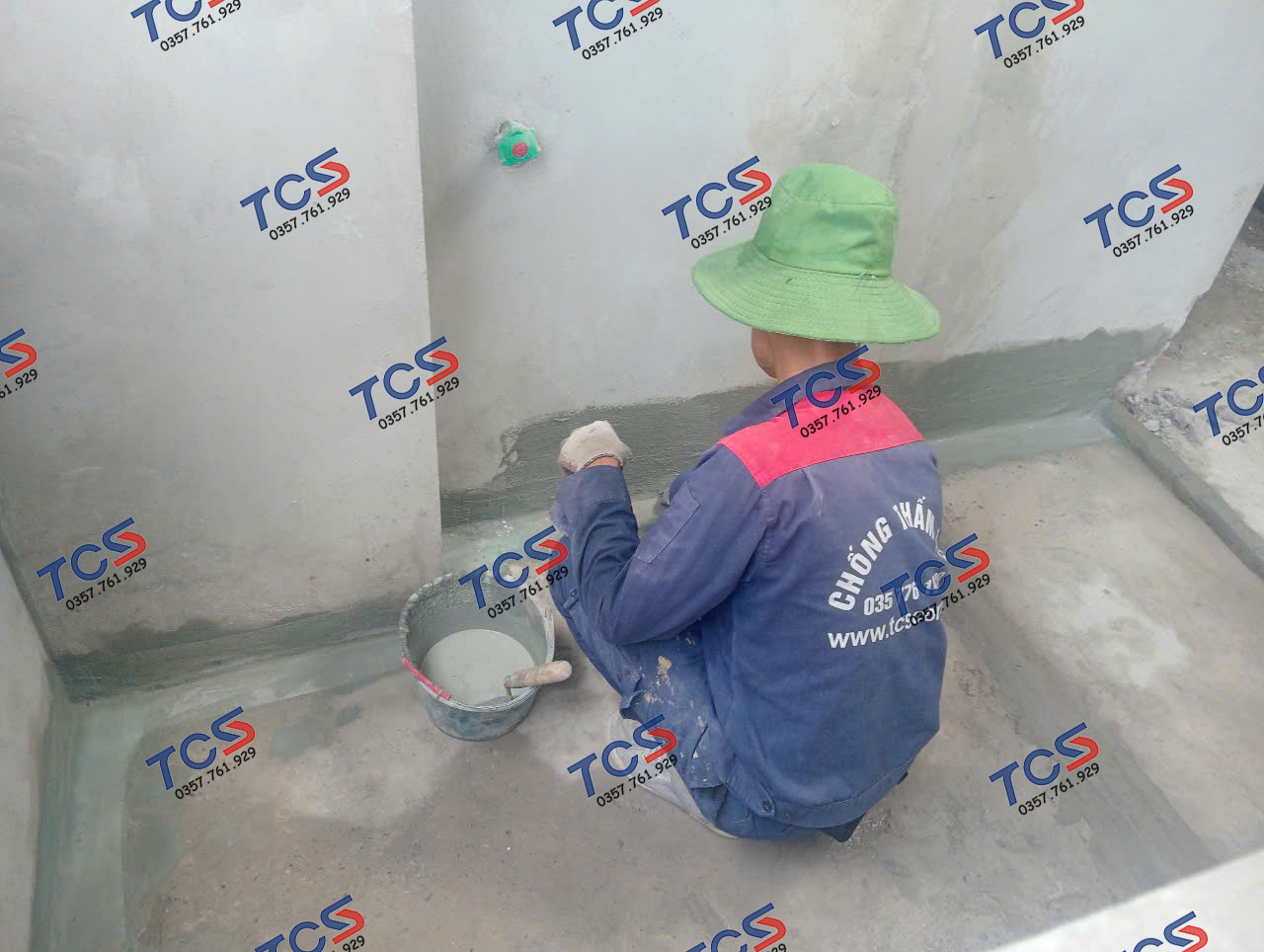 Hình ảnh công nhân TCS đang thực hiện một công đoạn thi công chống thấm.