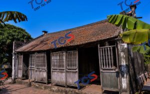 Nhà cũ mái ngói dễ bị thấm dột