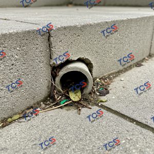 Nguyên nhân mái bê tông đọng nước: độ dốc không đủ, phễu thu bị tắc