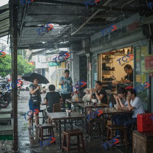 Khách hàng khó chịu và trần nhà bị ố do mái quán cà phê bị thấm dột
