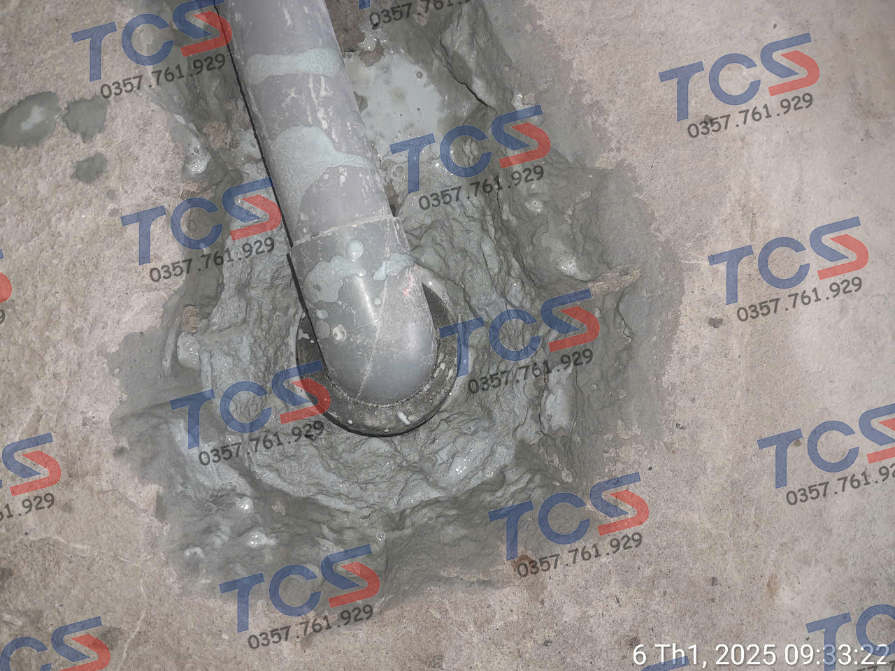 Cổ ống thoát sàn được chống thấm kỹ lưỡng trong quá trình thi công hoàn thiện nhà vệ sinh.