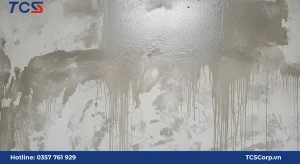 Một bức tường xi măng đã được làm sạch và phun ẩm nhẹ, sẵn sàng để thi công lớp quét xi măng. TCScorp