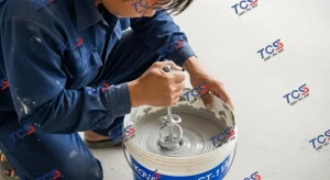 Trộn đều hỗn hợp KOVA CT-11A và xi măng trong một chiếc xô sạch